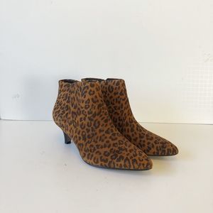 Clarks Leopard Print Kitten Heel Ankle Booties Pointed Toe Women’s Size 7.5